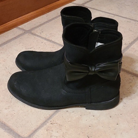 Ugg Girls Black Ankle Boots with Leather Bow Size 3 - Picture 2 of 7